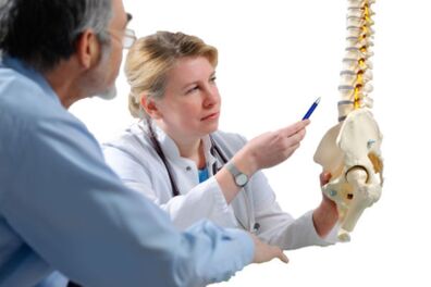 Gikonsulta sa doktor ang pasyente sa mga timailhan sa osteochondrosis sa thoracic spine